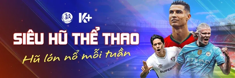 Người chơi đang tập trung chơi slot game
